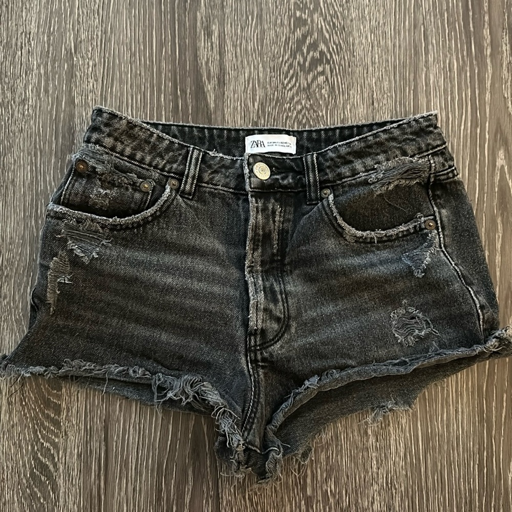 Zara distressed shorts - black.